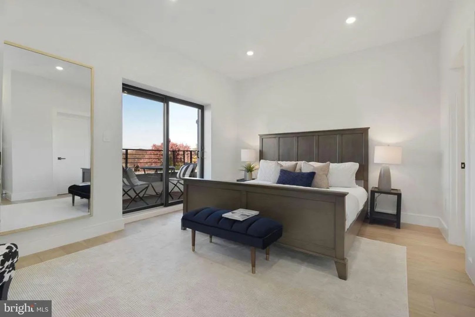 Modern 3BR/3BA Shaw Penthouse with Two Private Decks – photo 2