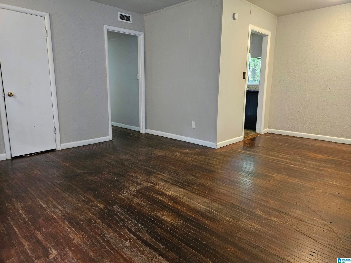 Charming 3 Bedroom Home With Spacious Yard Your Dream Living Space Awaits – photo 3