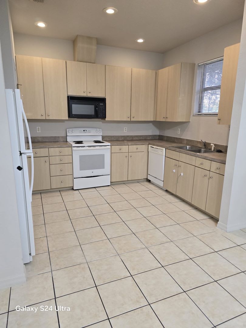 3/2.5 Townhouse plus Storage Unit $1,600 – photo 2