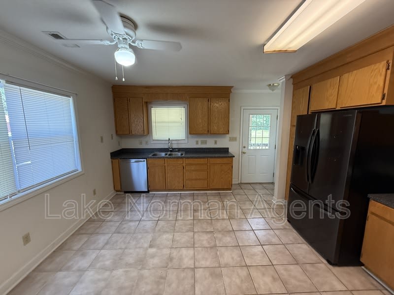 140 Watkins St – photo 2