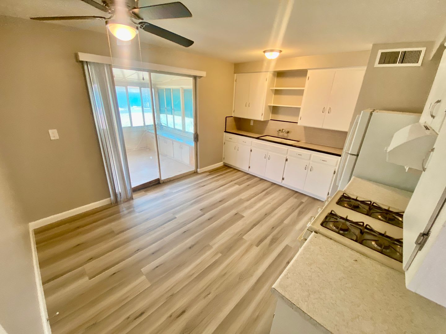 2 Bedroom, 1 Bathroom in Youngtown – photo 3