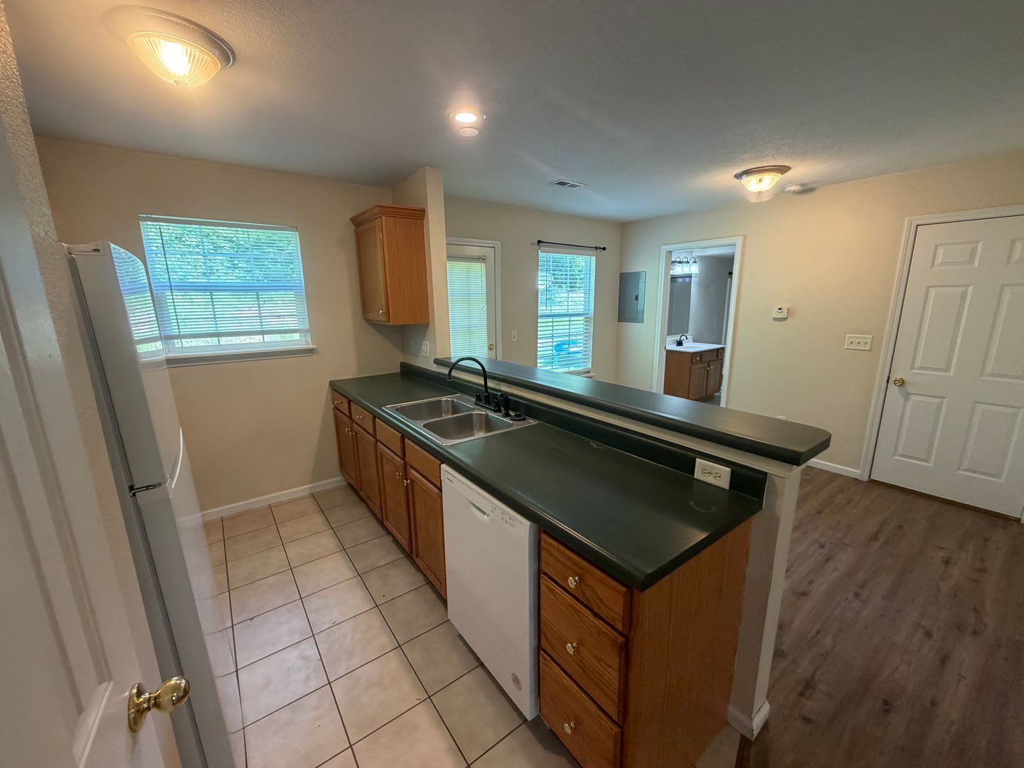Spacious 4BR/2BA Duplex with 1 Car Garage 65201! – photo 4