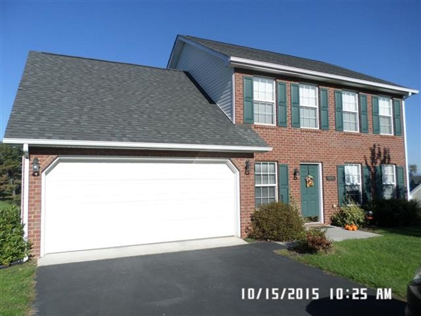 4 Bedroom 2.5 Bath House with 2 Car Garage – photo 1