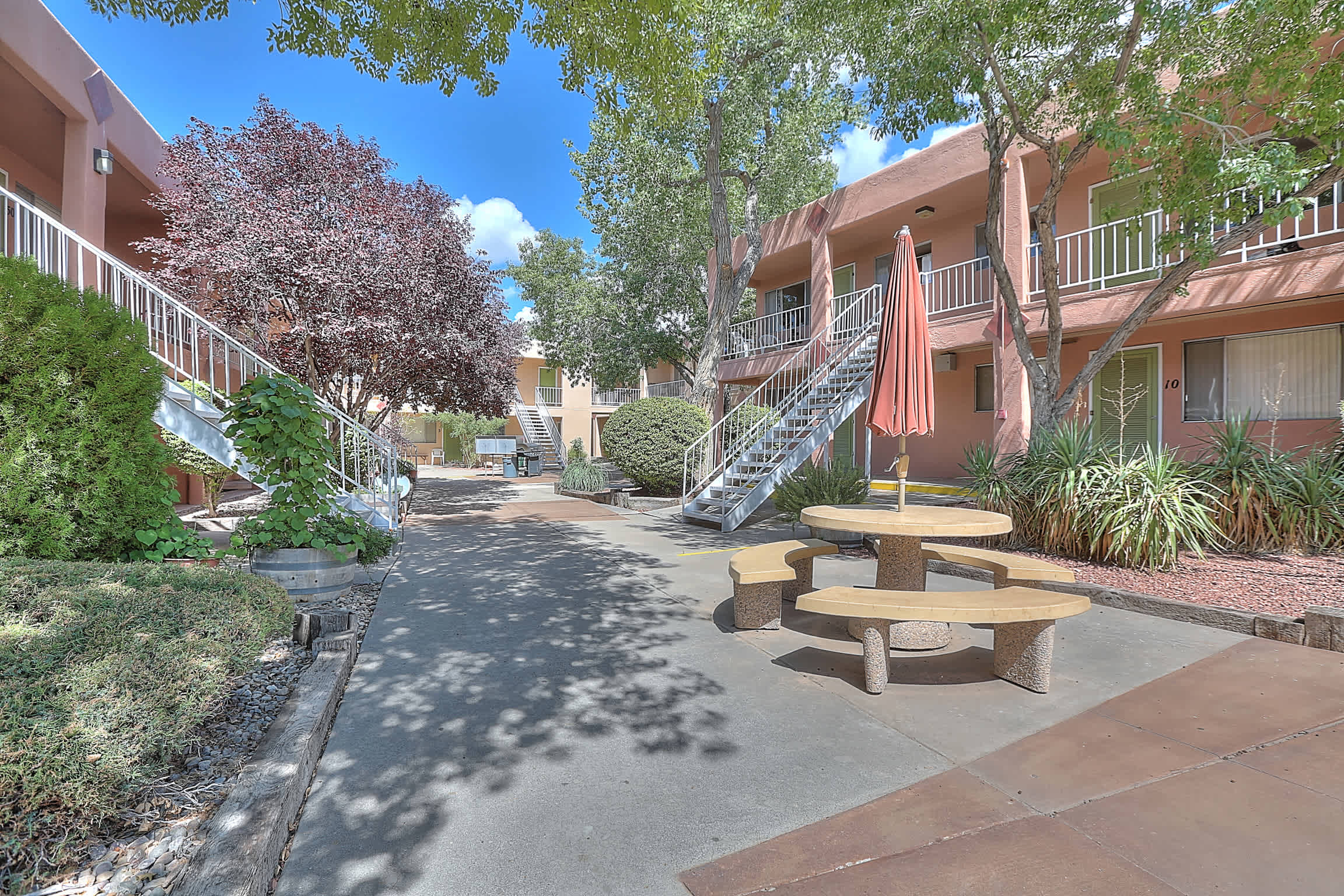 Graceland Plaza Apartments – photo 5