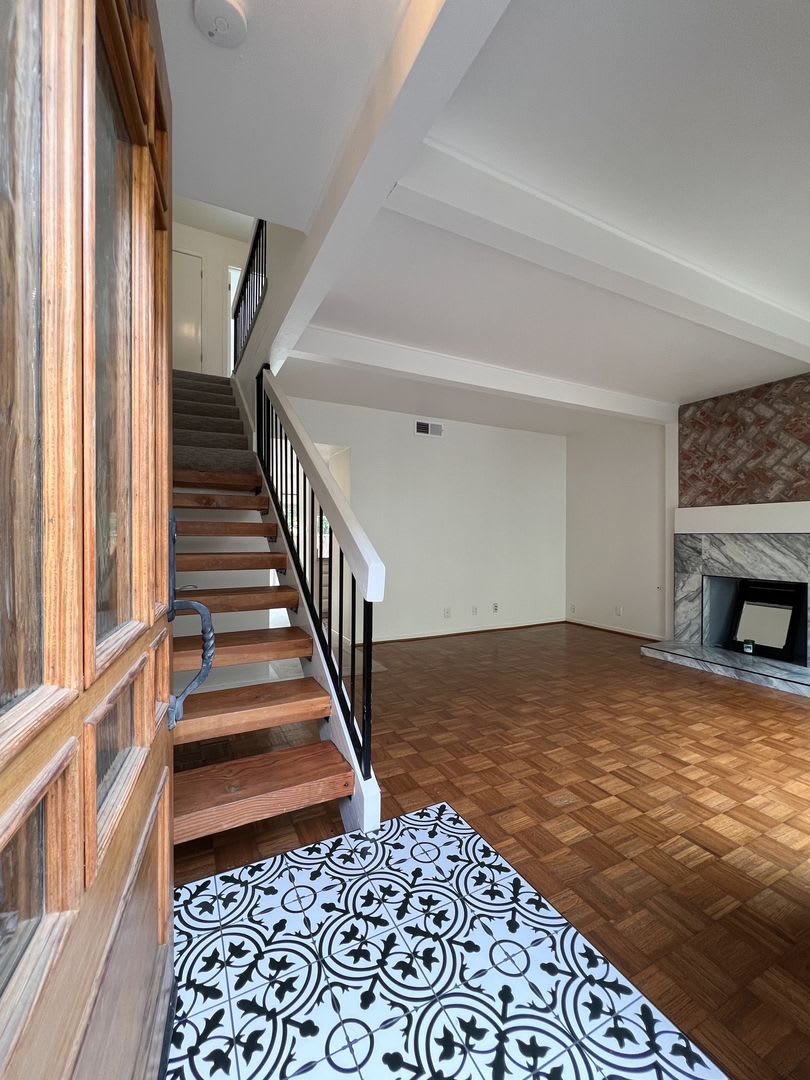 Beautifully Remodeled St. Helena Townhome with Pool Access &amp; 2-Car Garage – photo 2