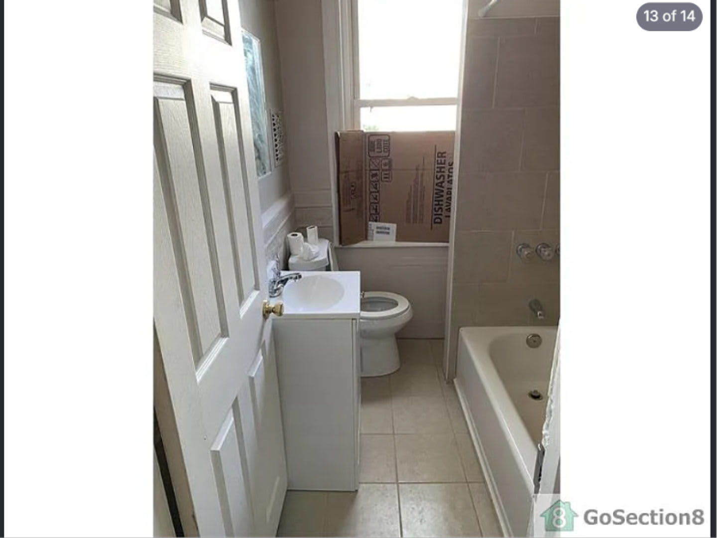 Spacious 3BR Townhouse with Modern Kitchen Hardwood Floors Available Now! – photo 2