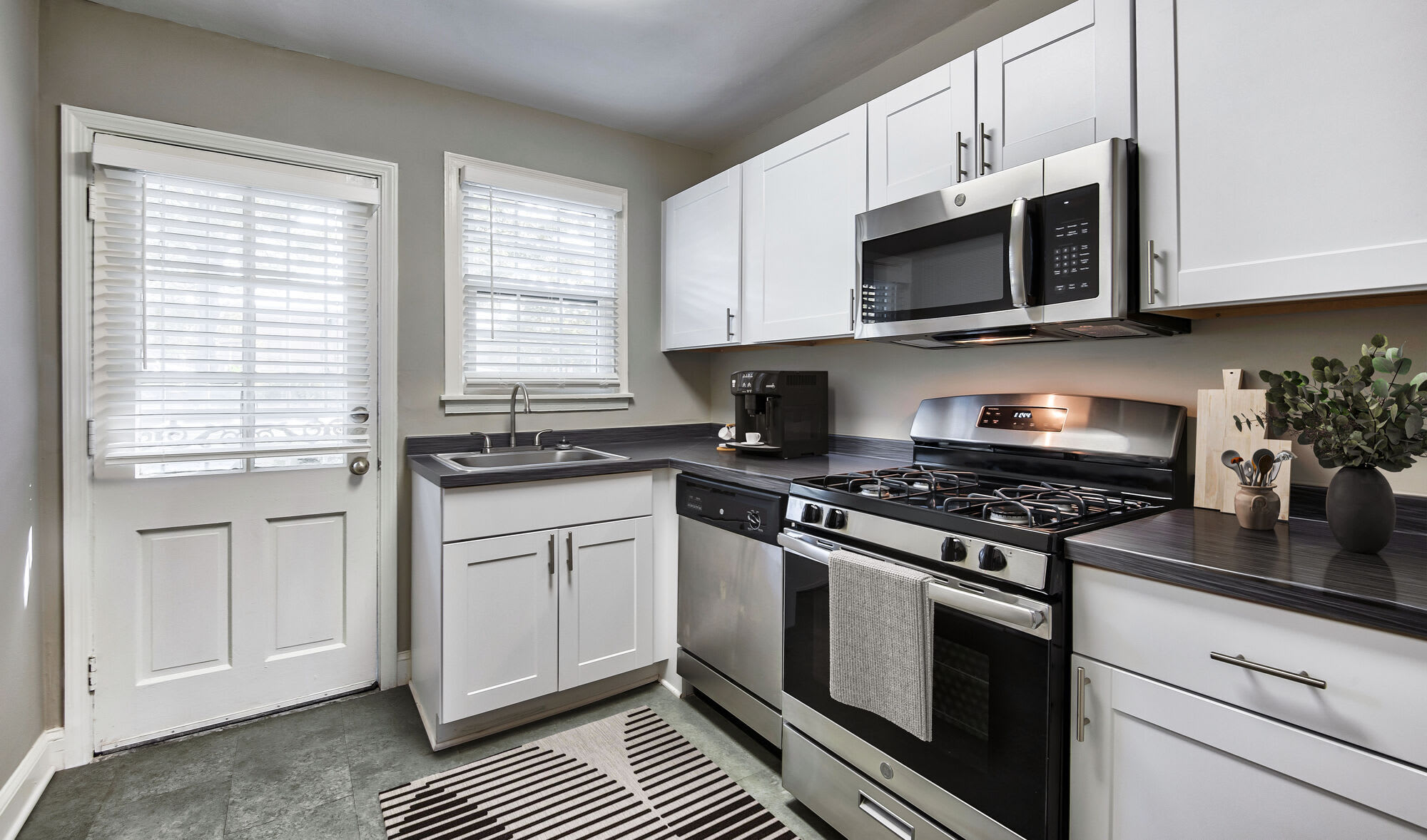 Newly Renovated 3Br Home In East Memphis Near The Botanical Gardens Now Available – photo 3