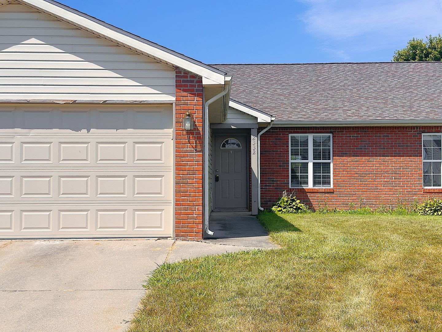 Spacious 3 Bedroom 2 Bath With 2 Car Attached Garage – photo 1