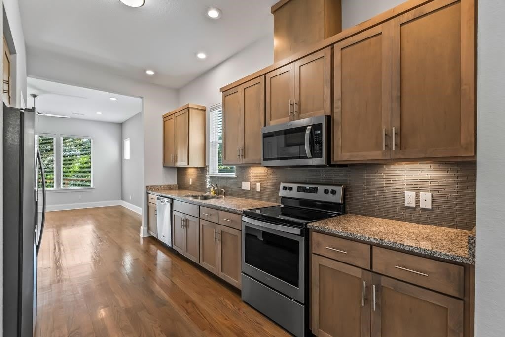 1661 Metropolitan Boulevard – photo 5