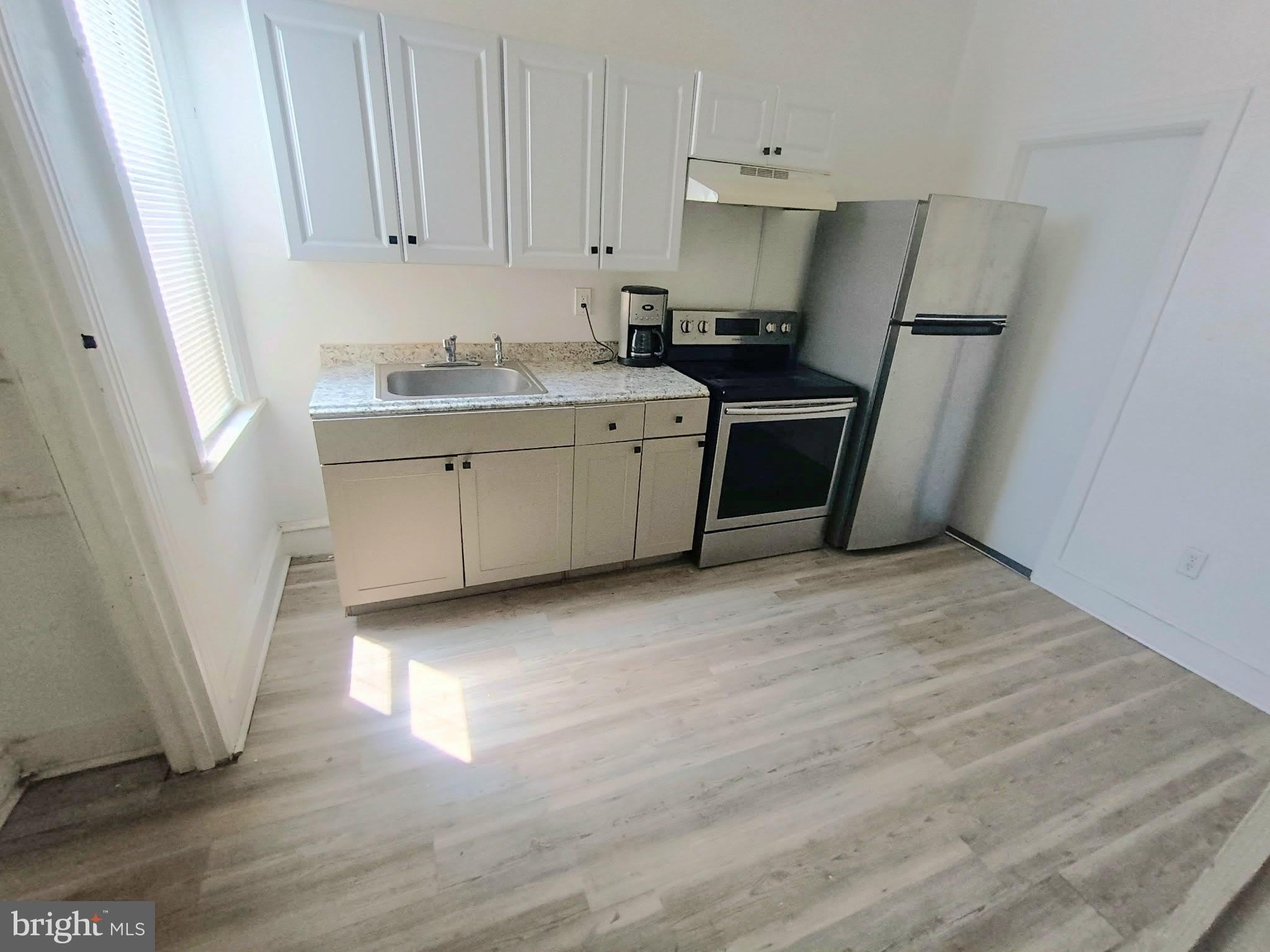 2338 W HAGERT Street – photo 4