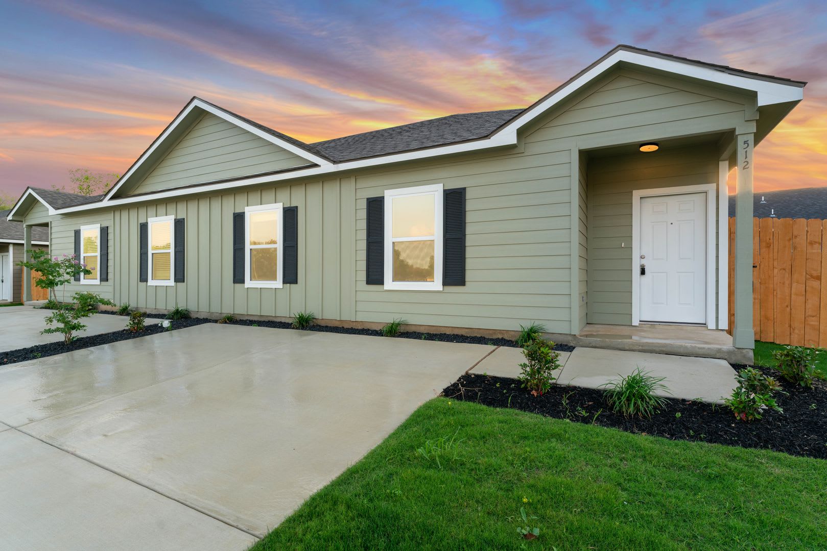 4 Week Free Move In Special Brand New 3 Bedroom Duplex With Modern Finishes Private Fenced Yard In Seguin – photo 2