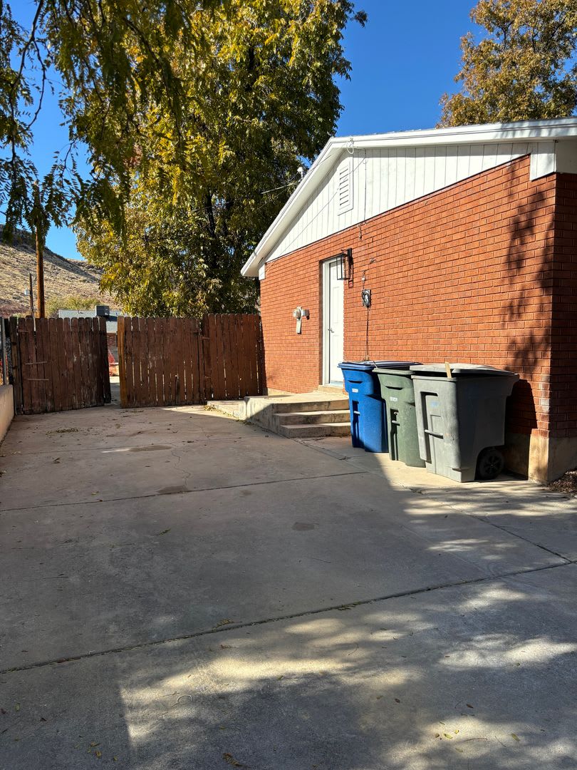 Upgraded Downstairs Duplex w/ Large Backyard! – photo 3