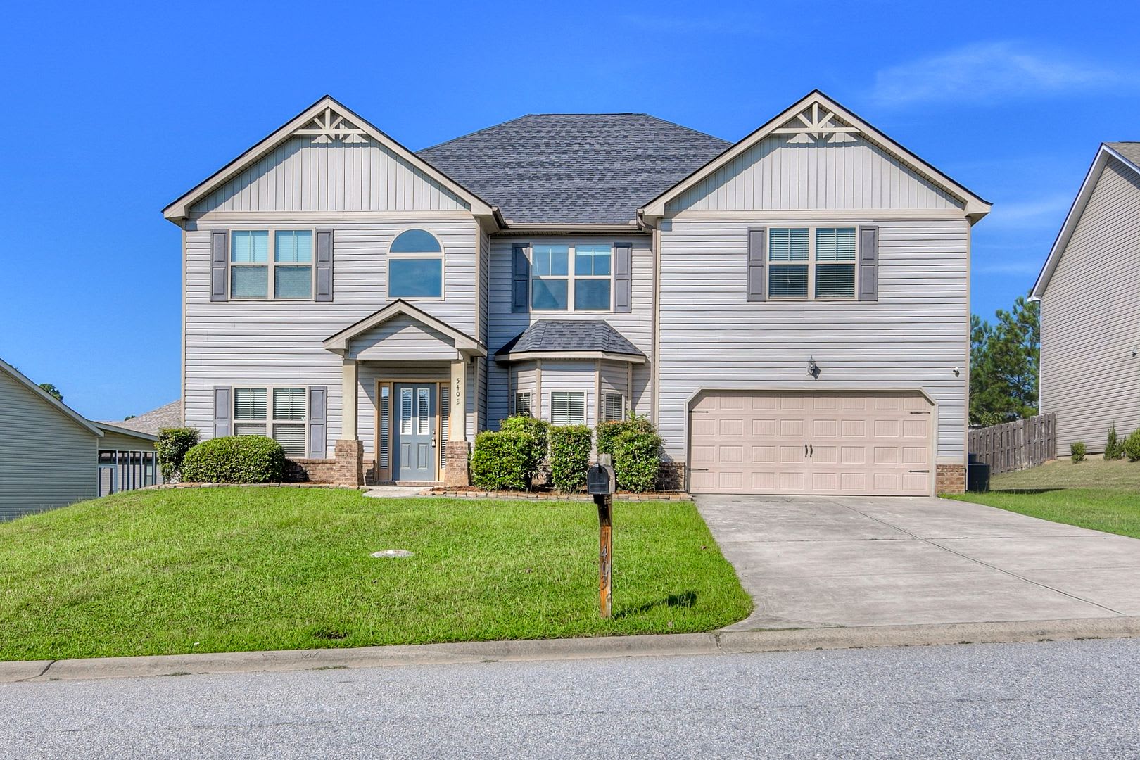 Freshly Repainted Large Home – photo 1