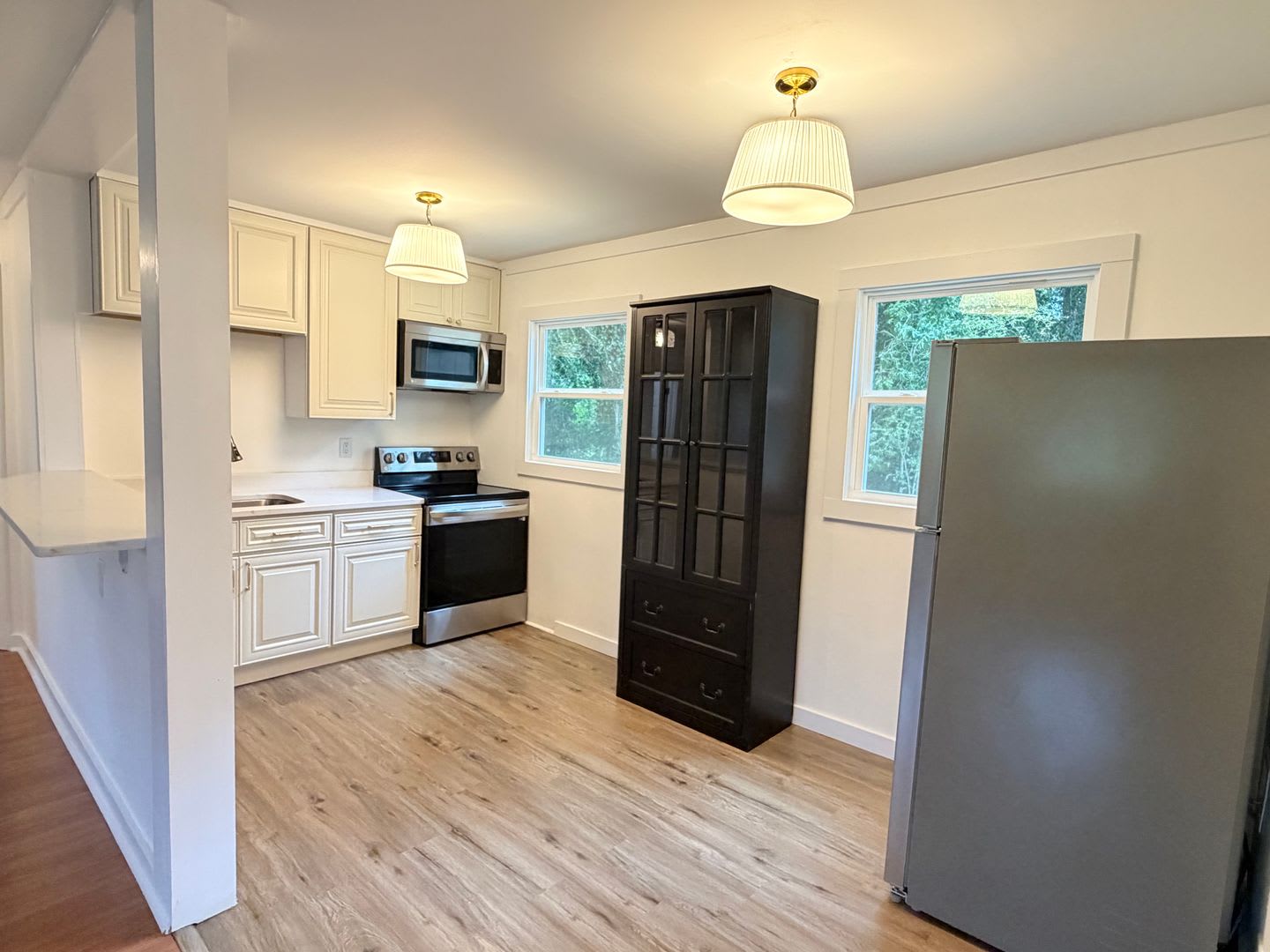 3 Bedroom 2 Bathroom Recently Renovated House – photo 5