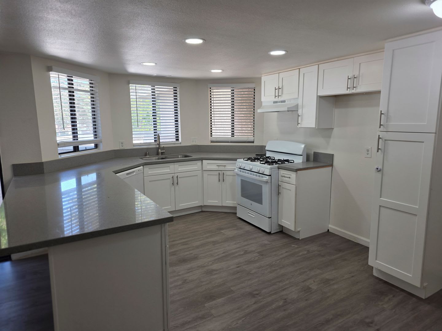 Ventura 2+1 Upper level apartment w/ 1-Car Garage – photo 2