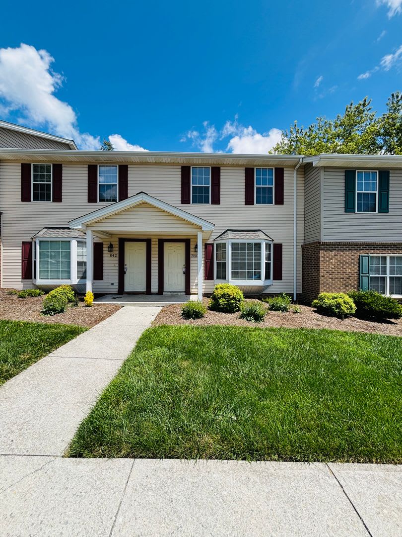4 Bedroom, 3 Bath Townhouse – photo 1