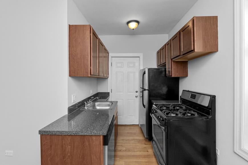 3722 North Pine Grove Ave. – photo 2