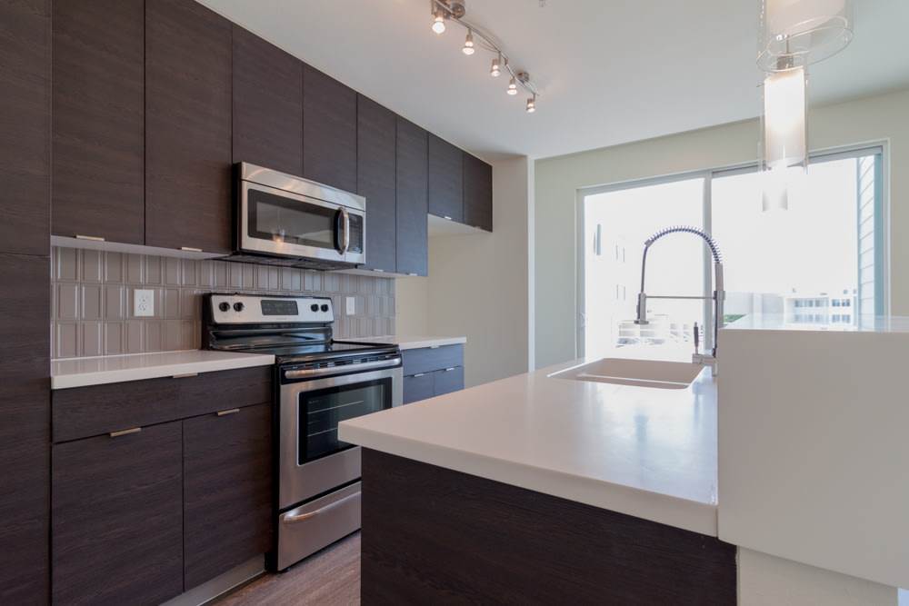 **THREE WEEKS FREE RENT!!** Stunning 2/2.5 multi-level Skybridge Lofts Condo near SOCO! – photo 4