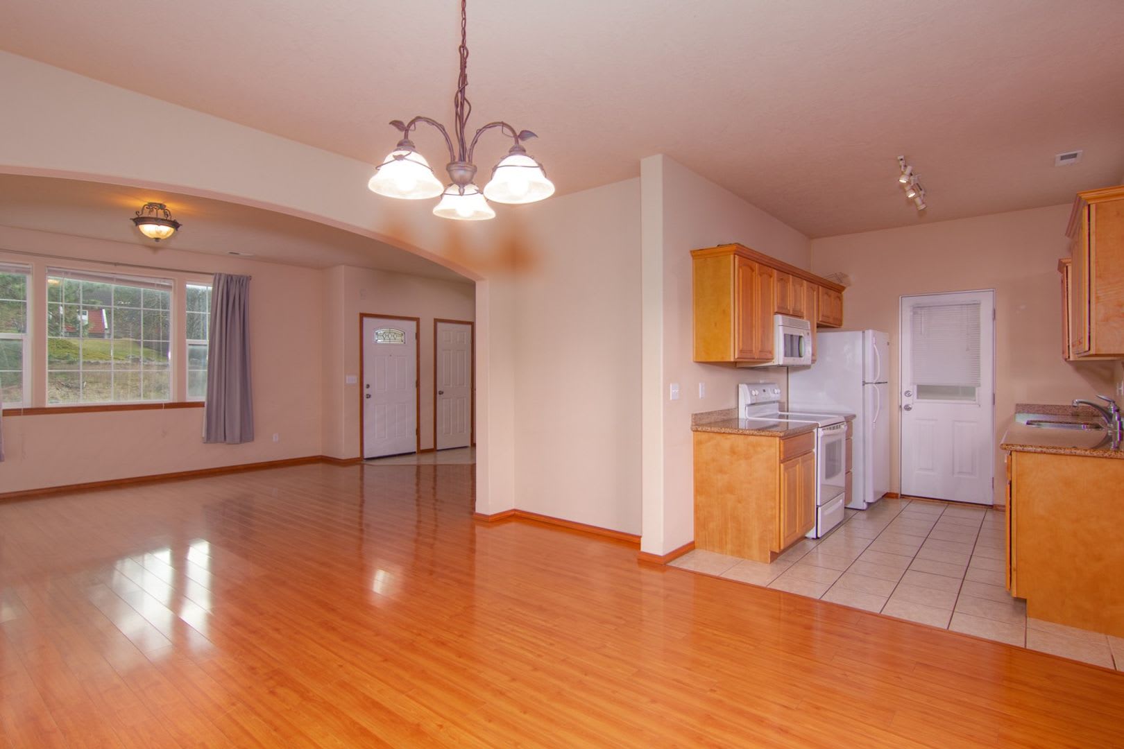August Availability Nicely Updated 3 Bedroom 2 5 Bath With Large Living Dining Area And Attached Garage – photo 3