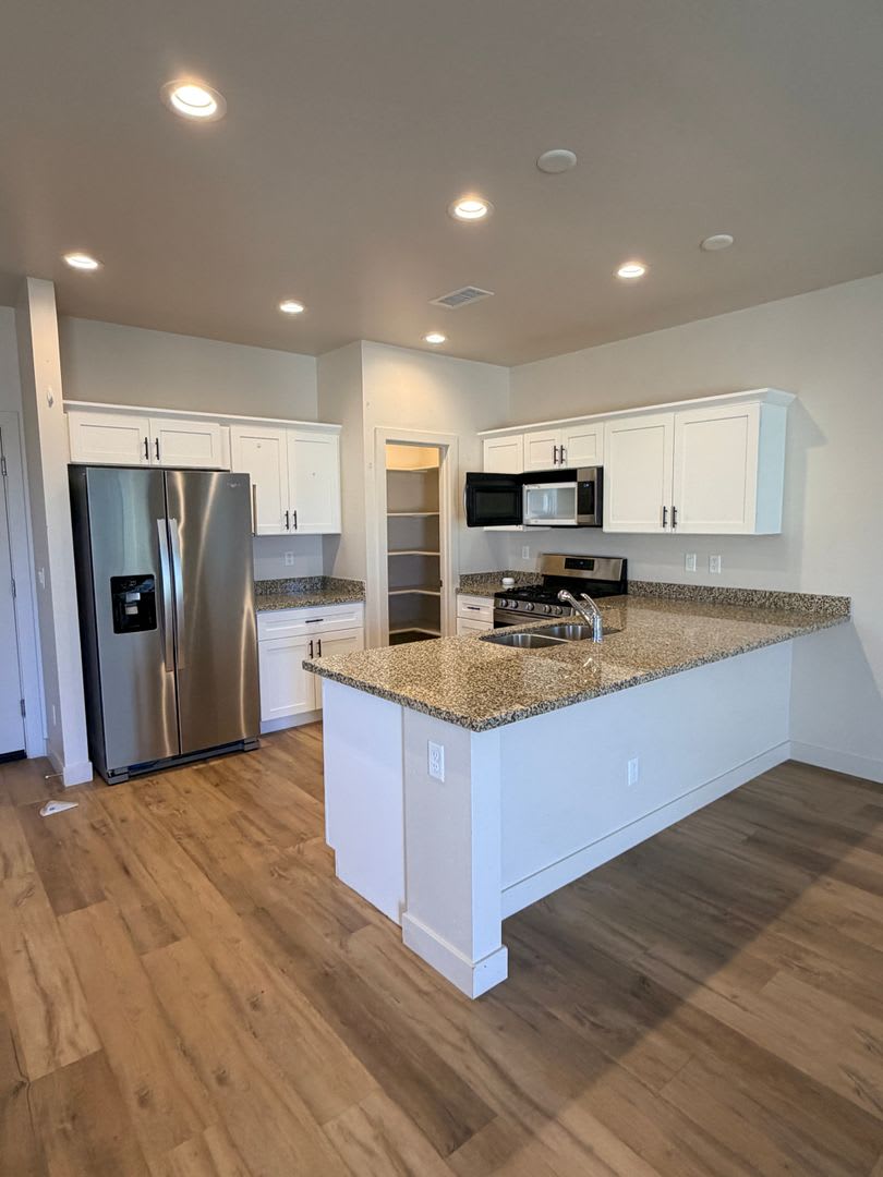 4 BEDROOM! Townhome in Bellemont! $2,900 – photo 3