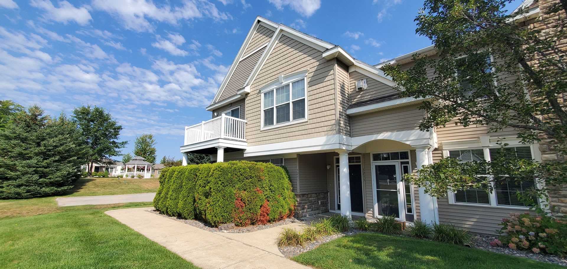 Chelsea Park Charming 2 Bedroom, 2 Bathroom Upper Level End Unit – photo 1