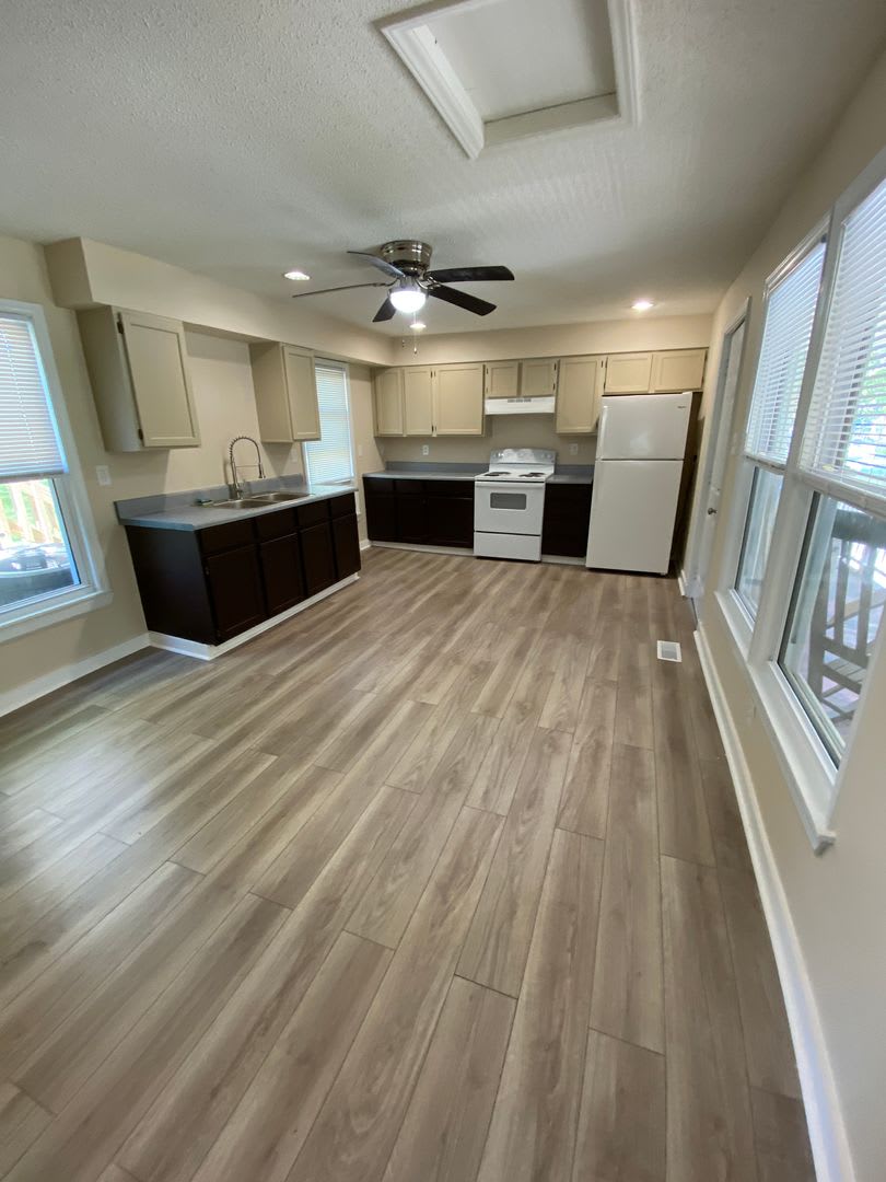 1X1 Extra Large Unfurnished Unit in Historic Bridgeton NC – photo 3