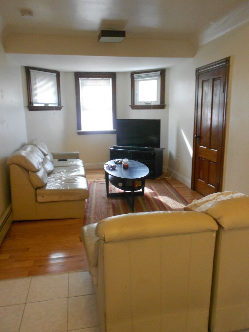 Beautiful 4 bed in Oak Sqaure – photo 4