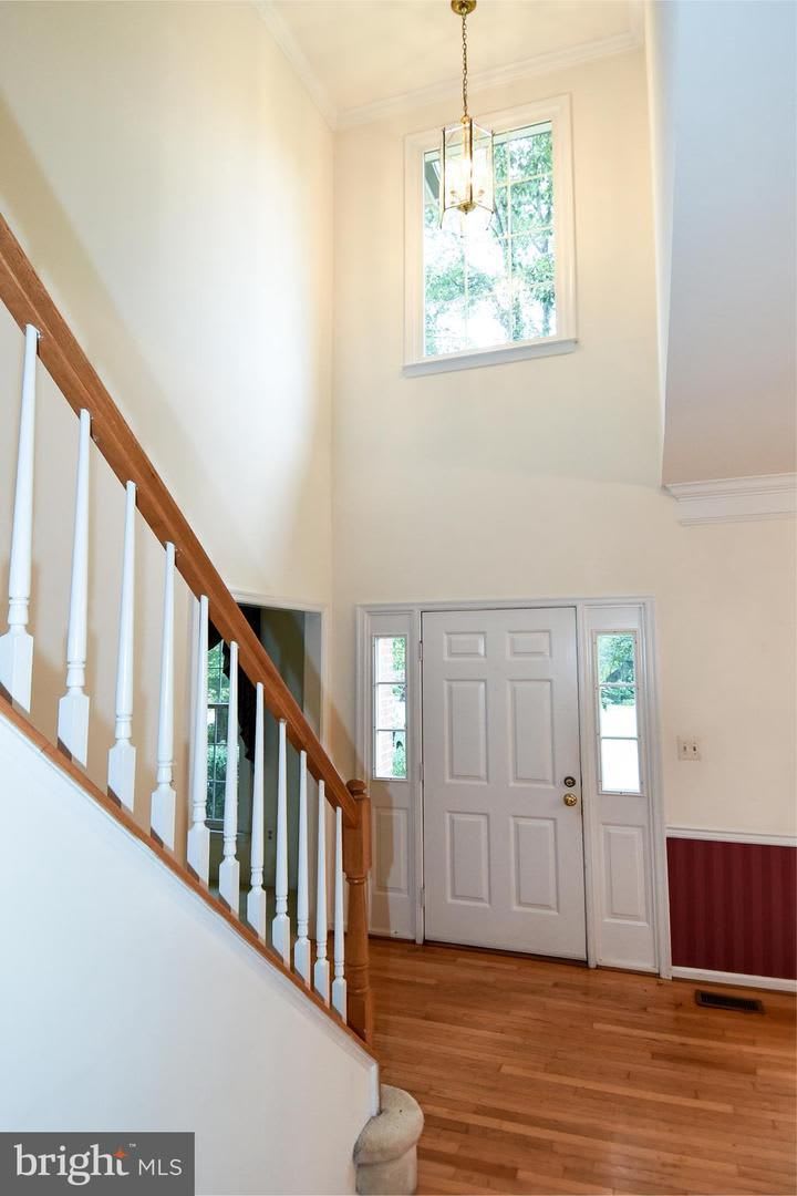 Elegant Brick Colonial on Quiet Cul-de-Sac—Spacious, Bright, and Private! – photo 3