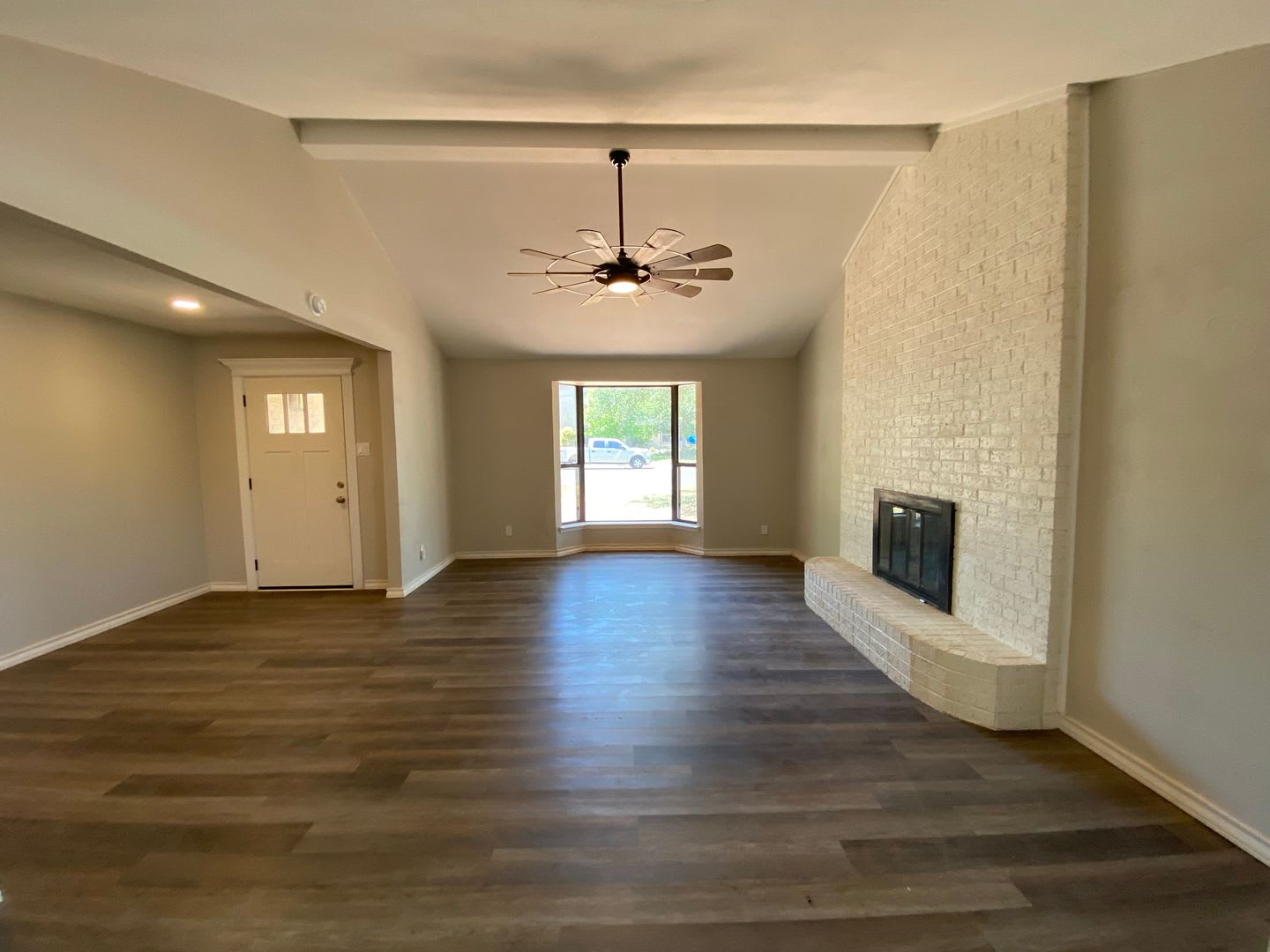 Spacious and Stunning Home with Solar Panels – Your Dream Property AWAITS! – photo 5