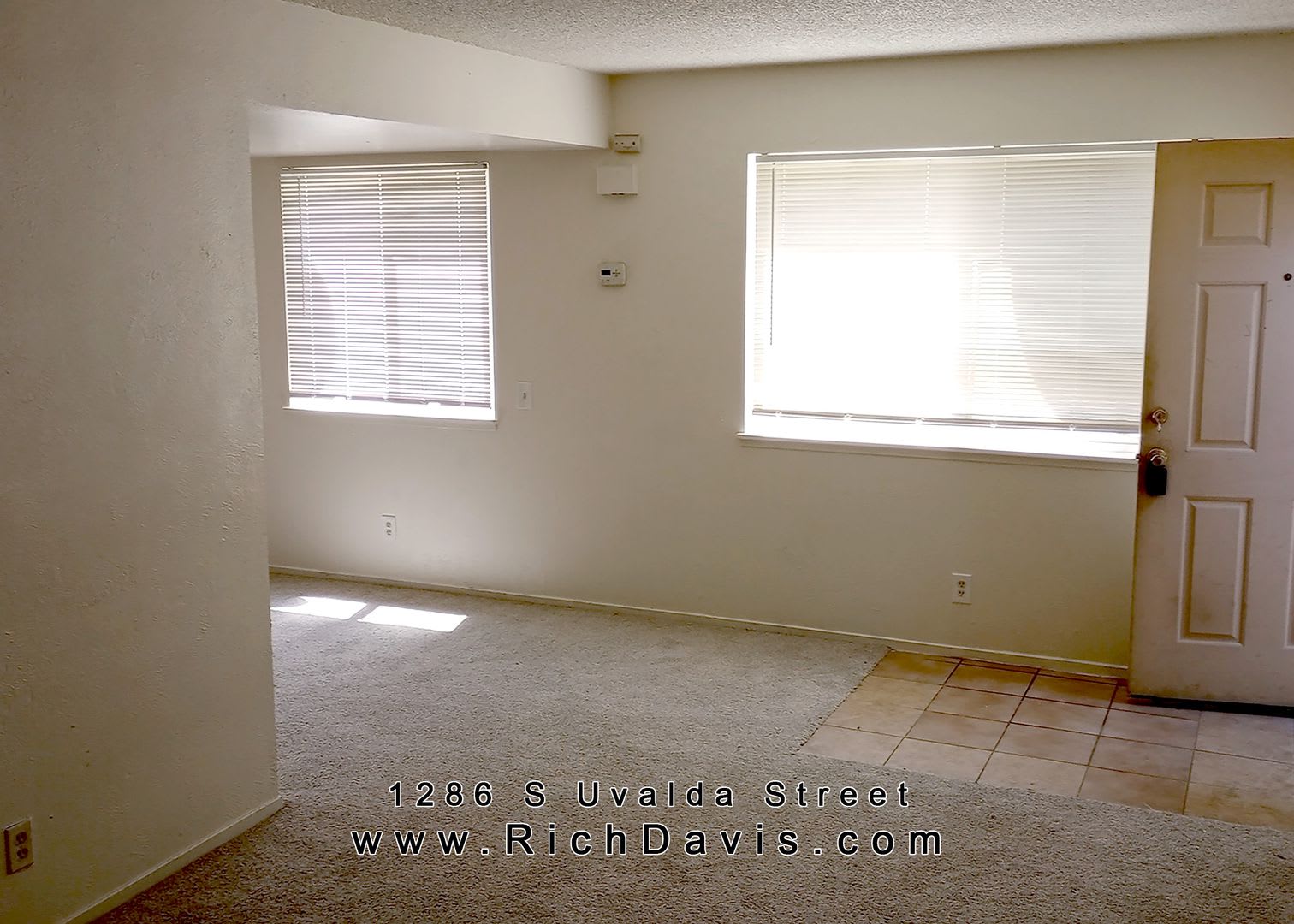 2 bed, 1 Bath, 900 sqft with washer/dryer hookups and 1 car garage – photo 3