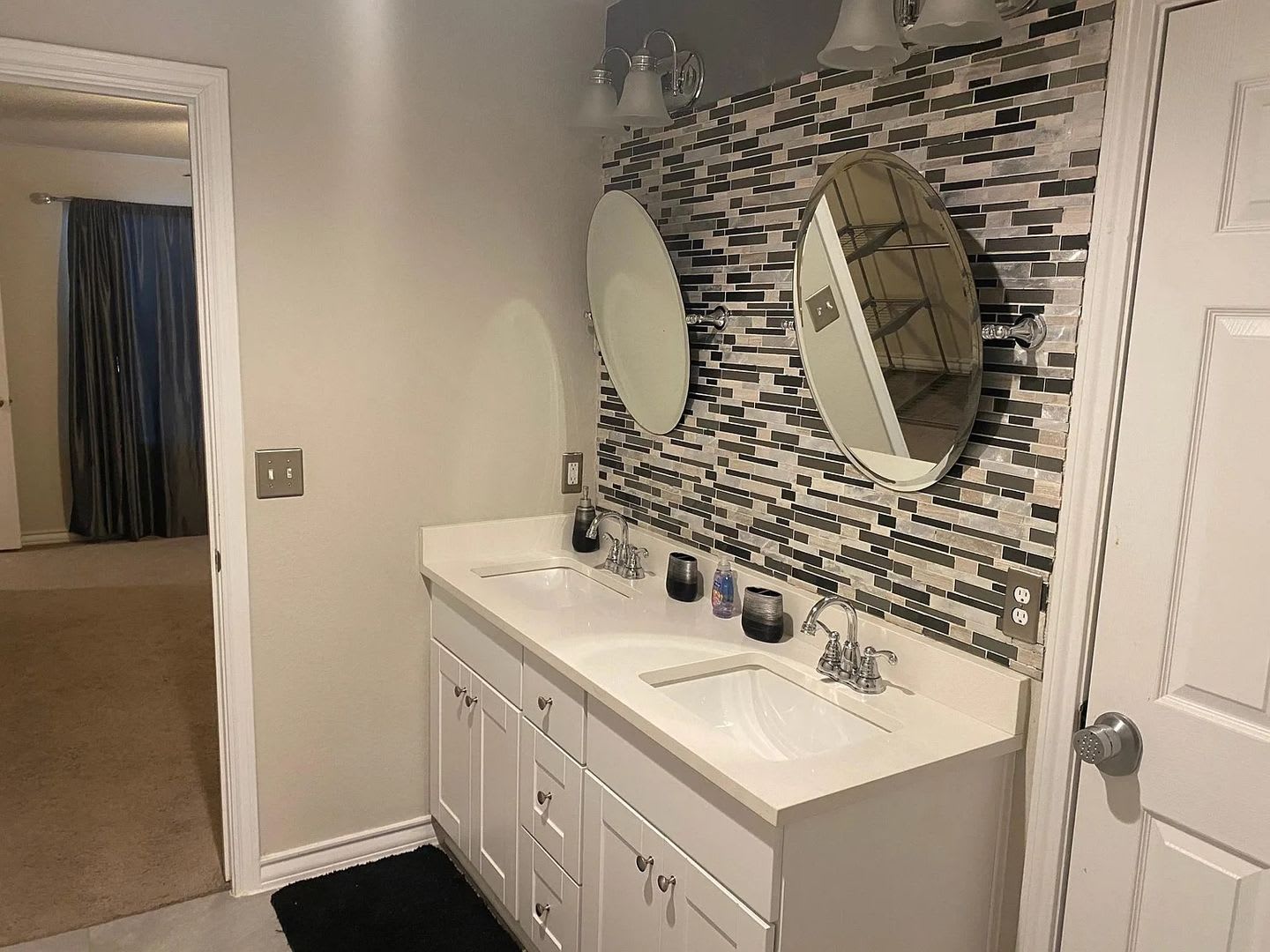 Room In 4 Bedroom Home In Austin – photo 2