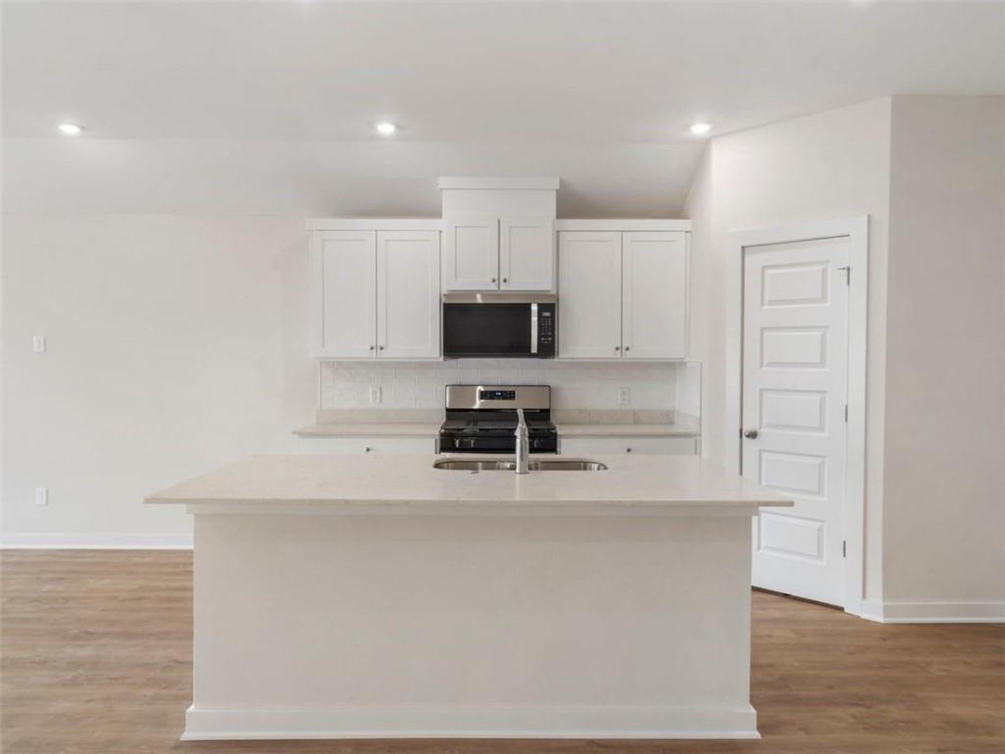 Newly built 4 Bedroom 3 Bath home in the Element! Available now! – photo 4