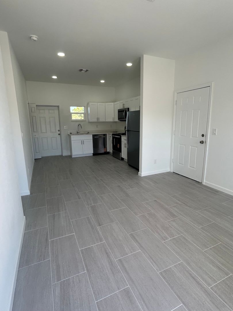 Brand-New Modern 2BR/2BA Home with Garage – Quiet Lake Placid Neighborhood – photo 4
