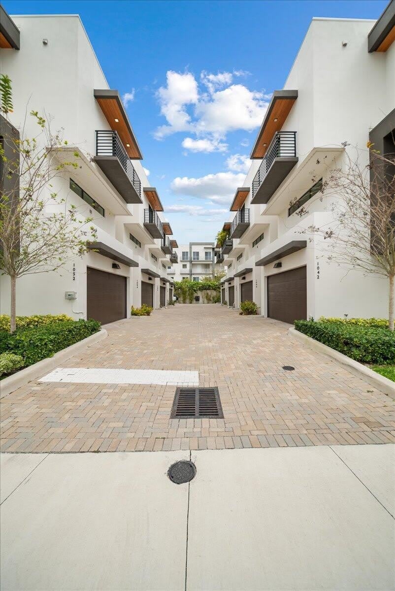 1052 N Victoria Park Road – photo 3