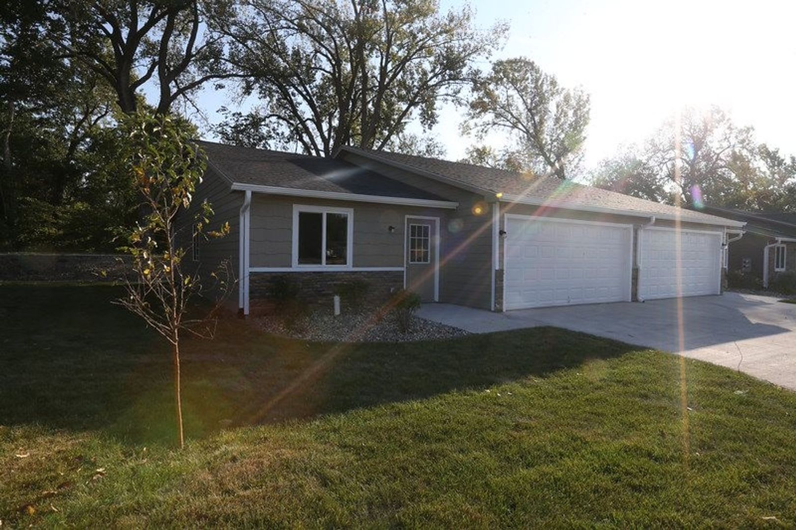 3 Bedroom, Single-story Townhomes for rent in Newton, IA – photo 2