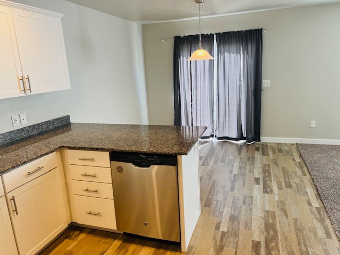 Beautiful home with central air and 2 car garage. – photo 3