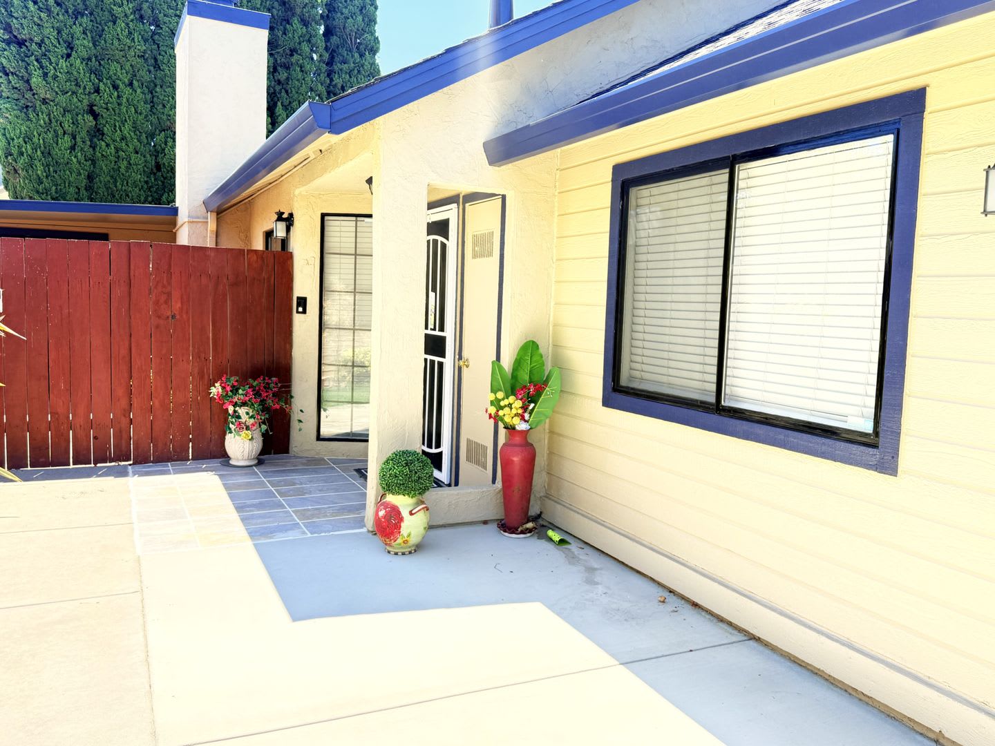 Charming Single Story with Pool Access – photo 2