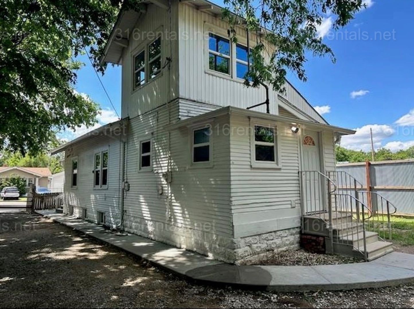 1 175 3 Bedroom 1 Bathroom Single Family Home – photo 1