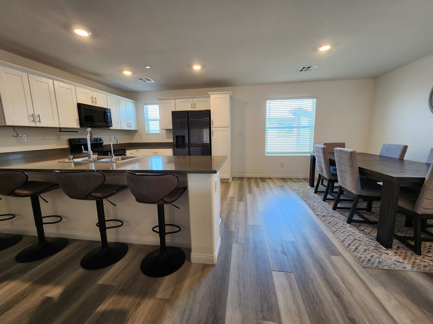 3 Bedroom Townhome With Internet Cable Water Sewer Trash Included – photo 2