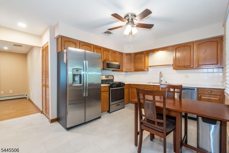 137 E 9th St – photo 2