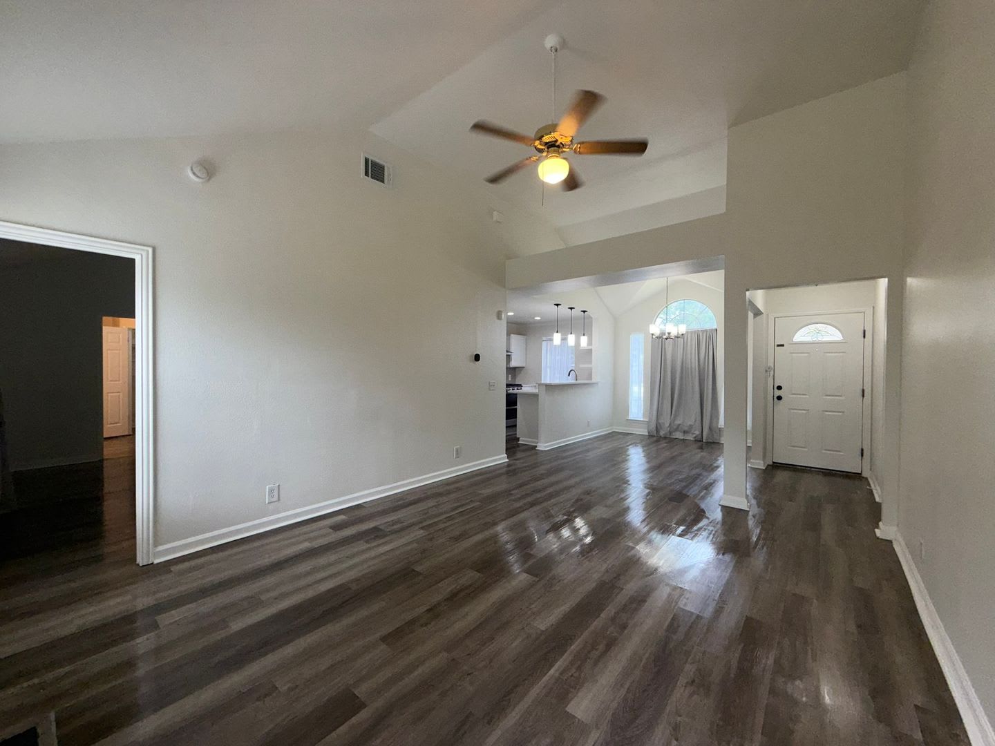 EAST – photo 2