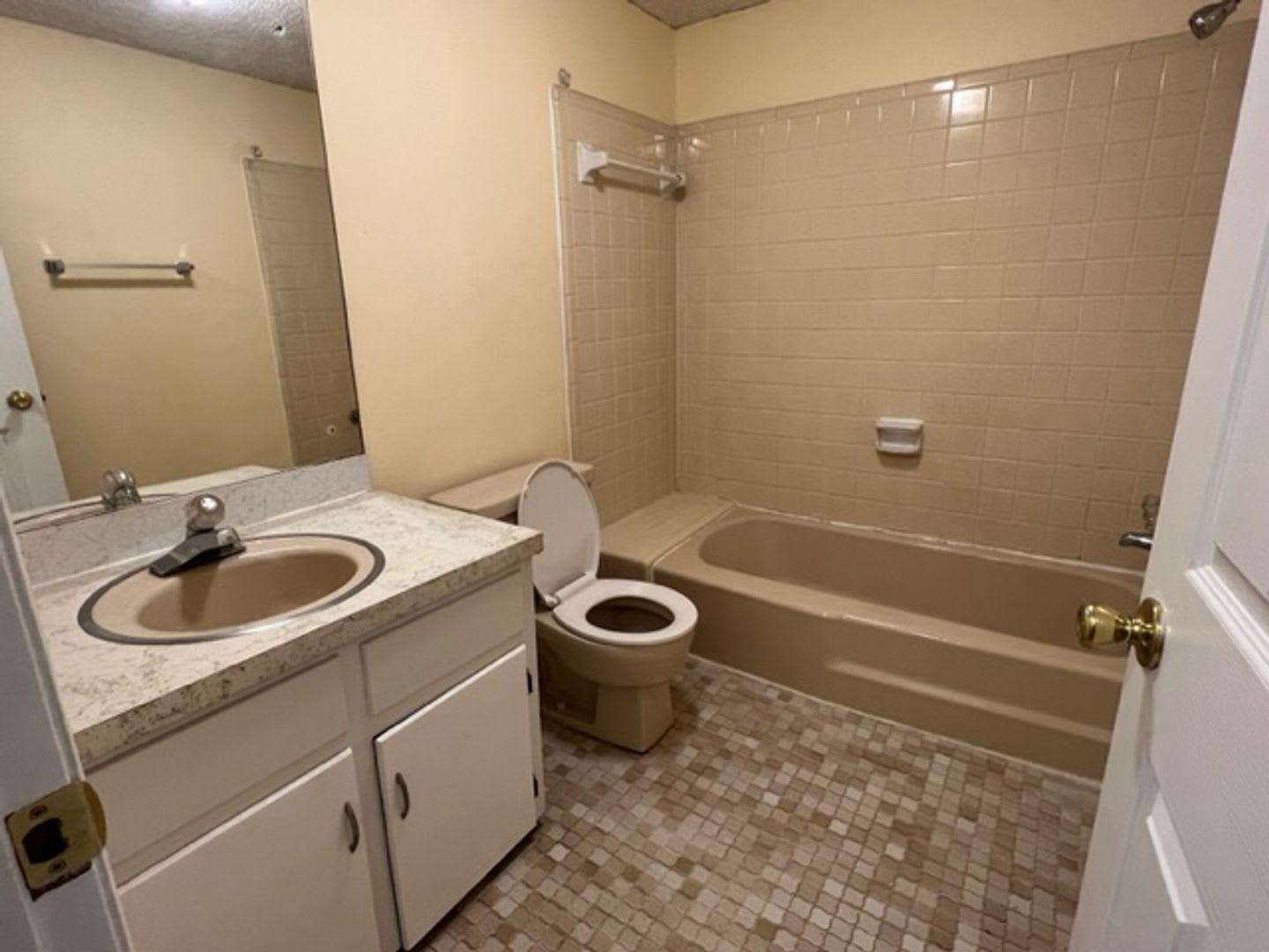 1 bed 1 bath off W. Broad St – photo 3