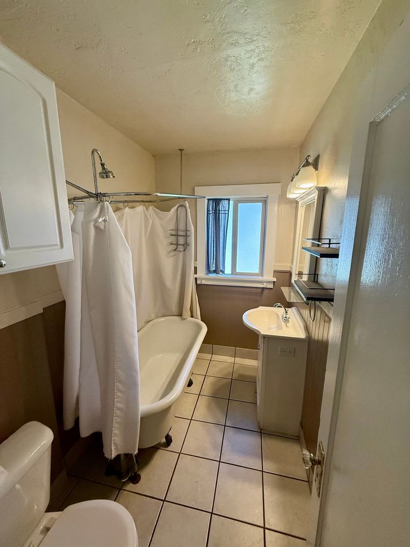 Vintage 1-Bedroom Duplex with Large Fenced Yard 3 miles from OIT and Sky Lakes Medical Center – photo 4