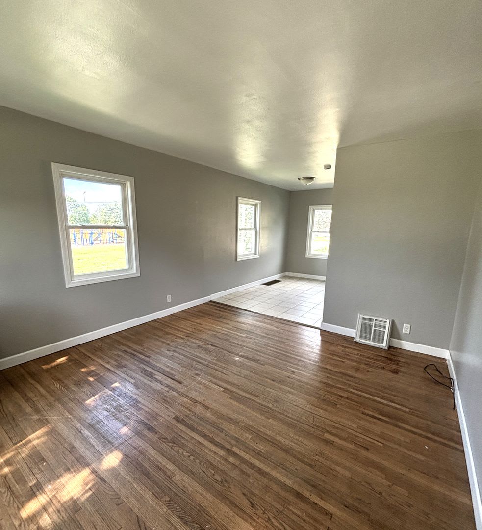 **RENT RECENTLY REDUCED!! ** Spacious 2 bedroom Townhouse for rent!! – photo 2