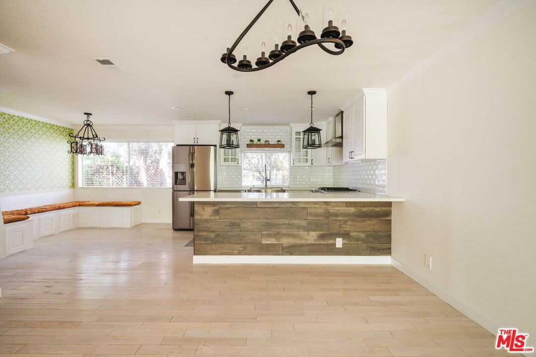 141 N Clark Dr – photo 4