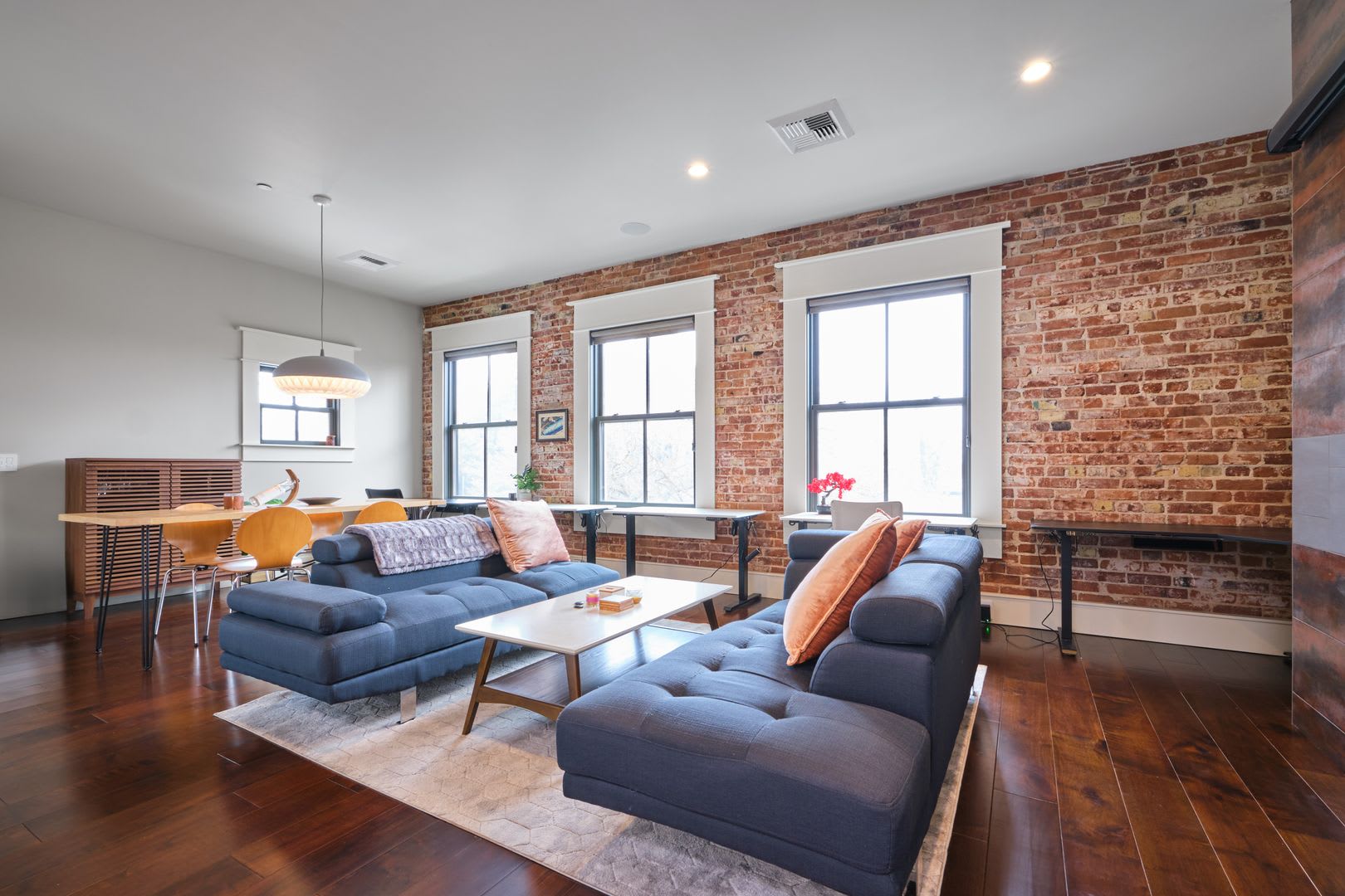 Furnished 2 Bdrm/2 Bath Condo in the Heart of Downtown Ashland! – photo 2
