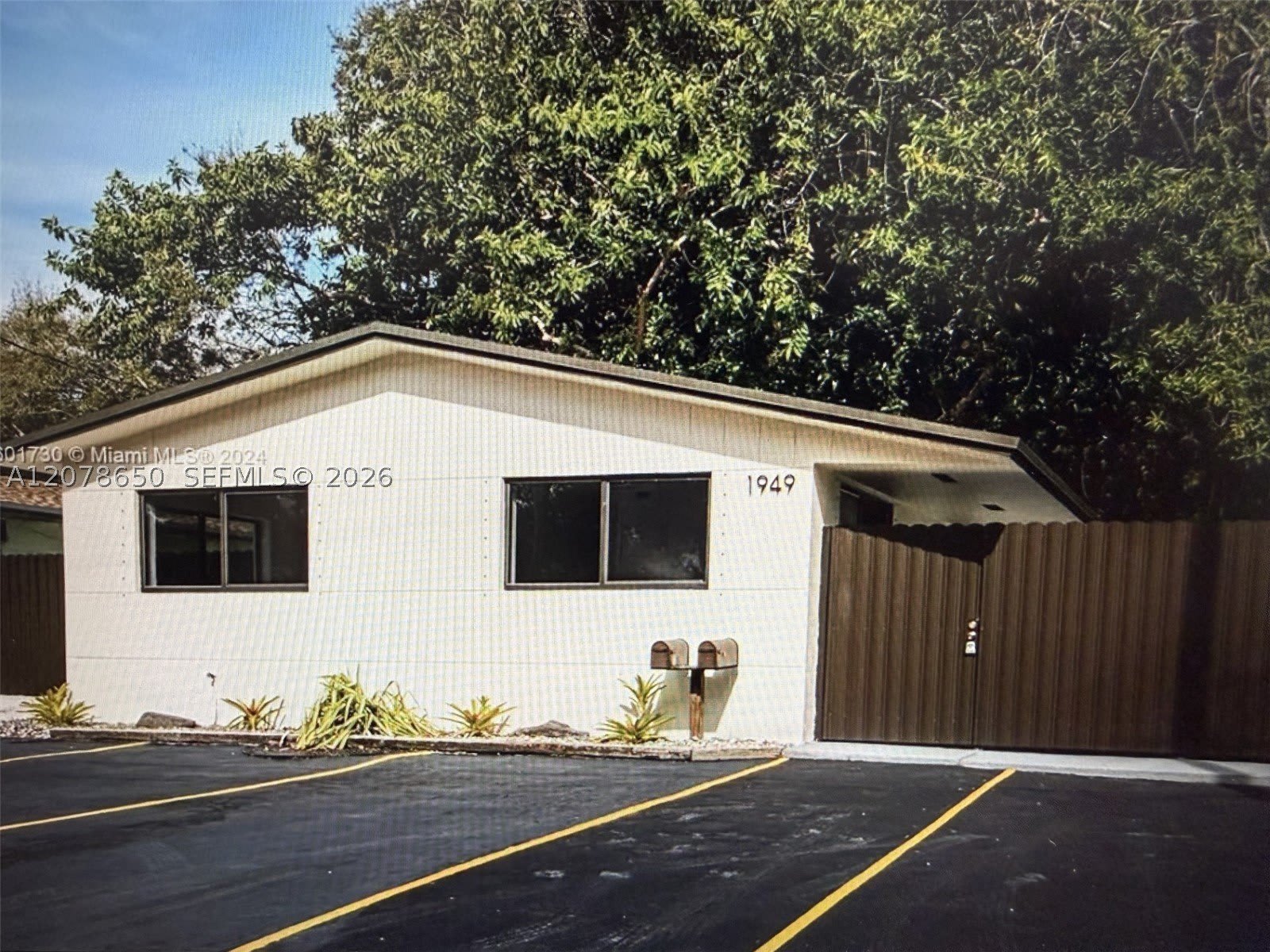 1949 Riverside Dr – photo 2