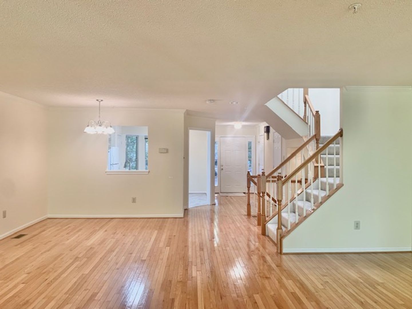 Spacious and bight 3 BR 3.5 BA beauty – photo 4