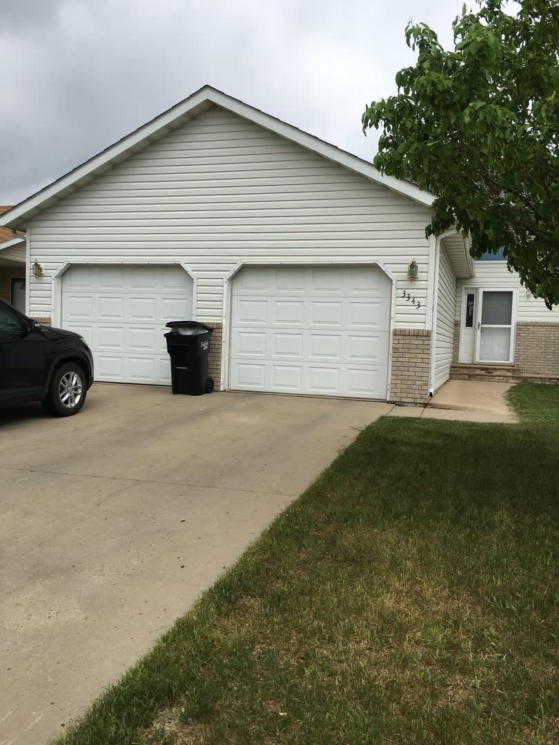 3 Bedroom 2 Bathroom Twinhome For Rent – photo 3
