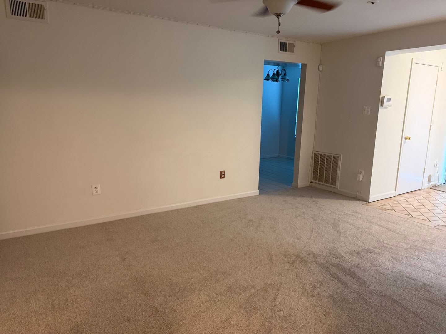 Impressive Unit Close to Shopping, Parks, METRO and more. – photo 3